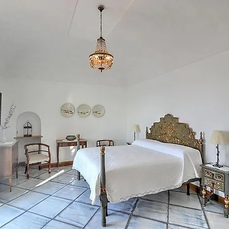 Sleeps 12 With Pool And Air Con