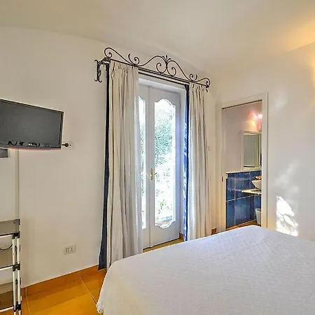 Sleeps 12 With Pool And Air Con Villa