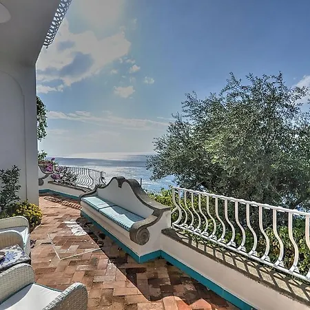 Villa Sleeps 12 With Pool And Air Con