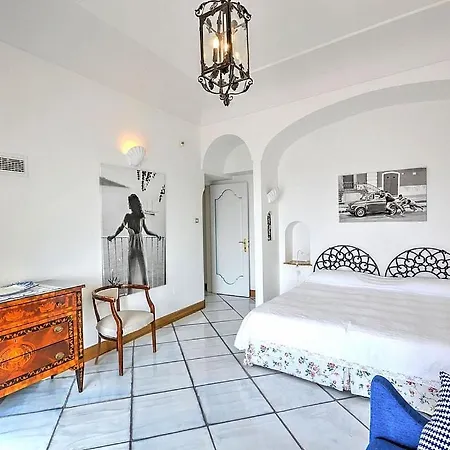 Villa Sleeps 12 With Pool And Air Con