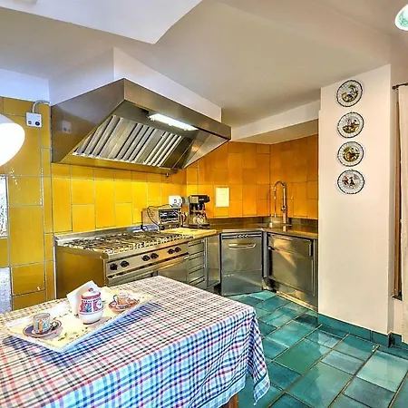 Sleeps 12 With Pool And Air Con Villa Arienzo